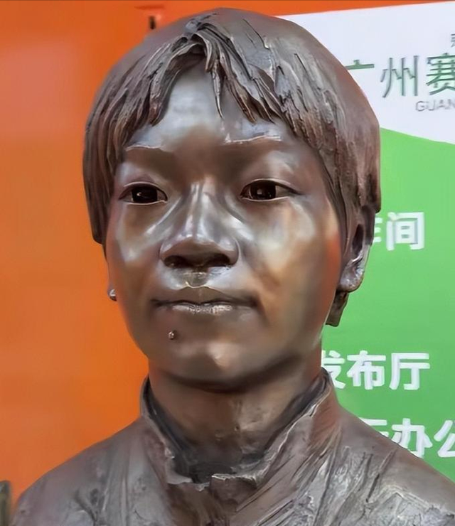 全红婵铜像进校园引热议，意外暴露她“真实处境”，令人心疼