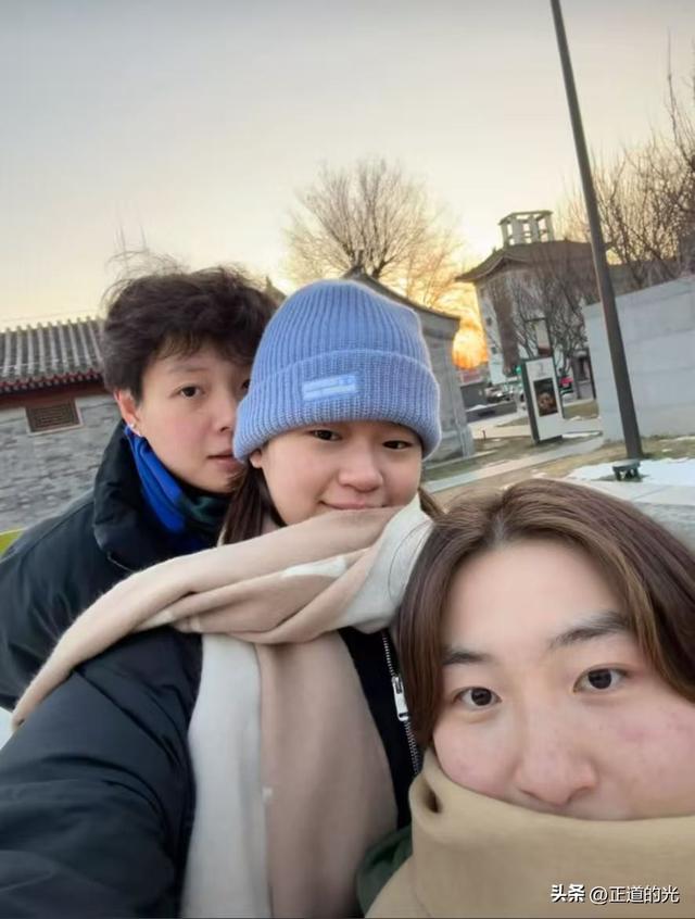 全红婵晒自拍 五官长开了 看着更文静了 和好友在一起好放松好开心