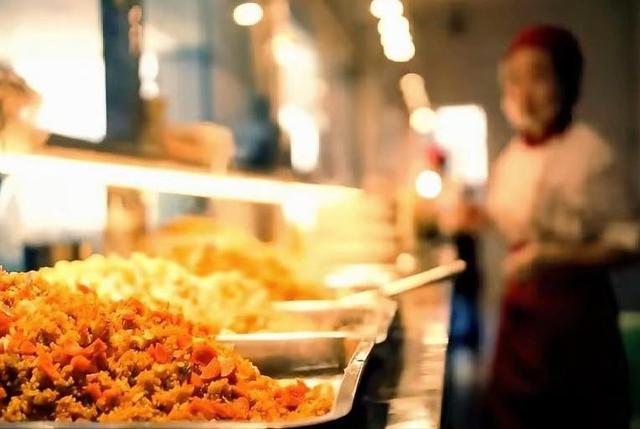 北京下了死命令，2027年底前，所有中小学必须告别“校外配餐”