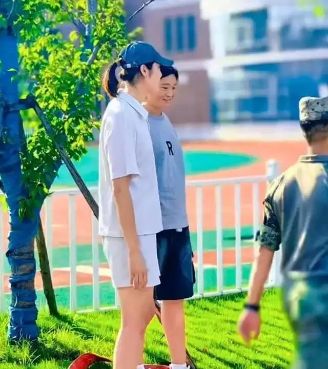 女排冠军朱婷来江苏高中看外甥女军训，穿运动装青春洋溢 英姿飒爽