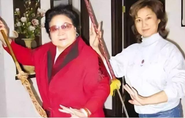 吃里扒外、永不回国？带30名演员留美不归，如今年过花甲归来