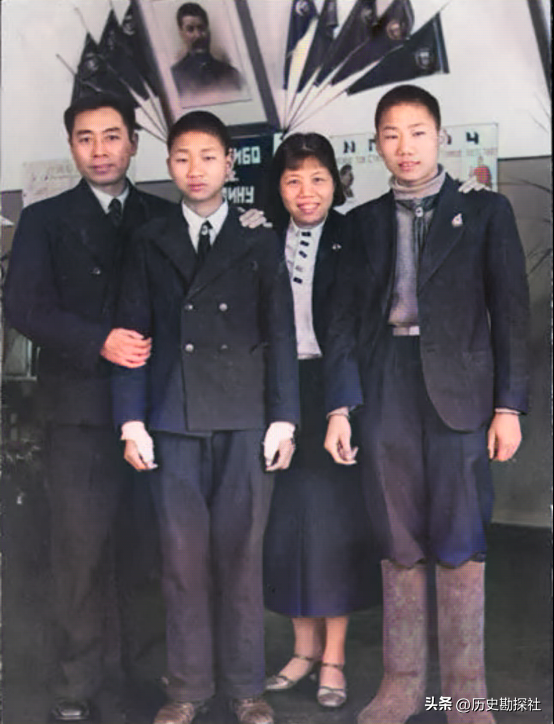 毛岸青81岁生日时的全家福，两个妹妹前来贺寿，儿媳刘滨体贴蹲着