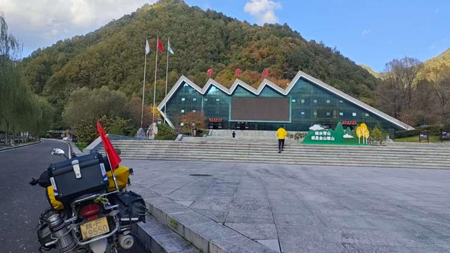赏秋秦岭，摩旅商洛（13）打卡牛背梁、狂奔G211国道，住宿广货街