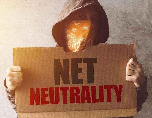 历史开了个玩笑，先倒下的不是乌克兰，而是百年中立的瑞士？