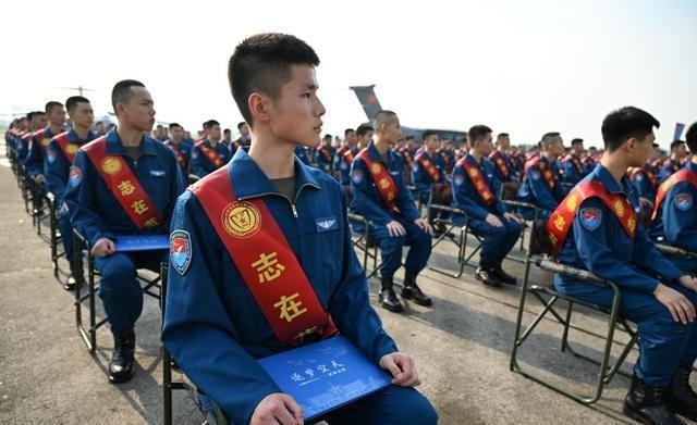 空军飞行员转业到底容不容易？转业后能否转去民航执飞？很困难