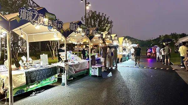 温室夜游，露天电影，夜场观展……夏夜消闲就在“双子山”下