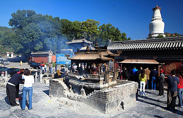 小伙8年时间徒步走到拉萨，七步一叩首，7400里，额头磕出"天眼"