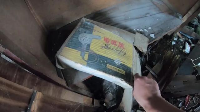 重庆巴南废弃了20多年的电影院，里面还遗留了大量上世纪的老物件