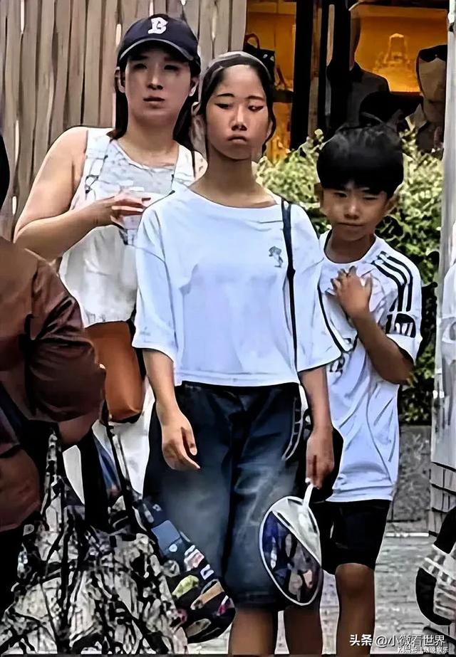 黄奕母女现身日本!12岁黄芊玲又丑又凶皮肤黝黑,怒视路人眼神凶狠