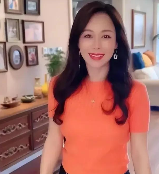 演员田慧现状：定居泰国住豪宅，52岁身材火辣，享受单身生活