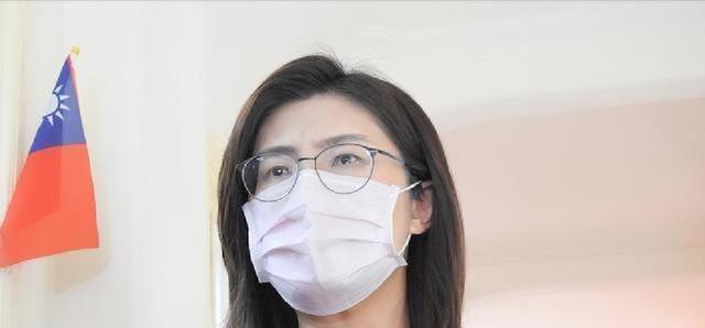 查了查郑丽文的老公，不查不知道，一查真是让我瞬间明白了许多！