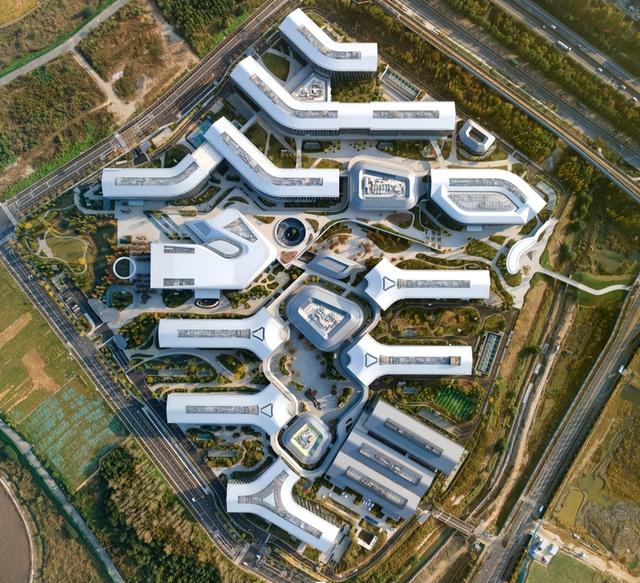 马云回归打出王炸！3800亿突围国产芯片, 攻克美国“卡脖子”技术