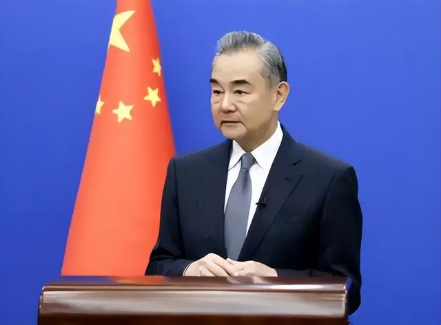 中日是战是和？敌国条款已定，王毅送东京一句话，小泉亮最新立场