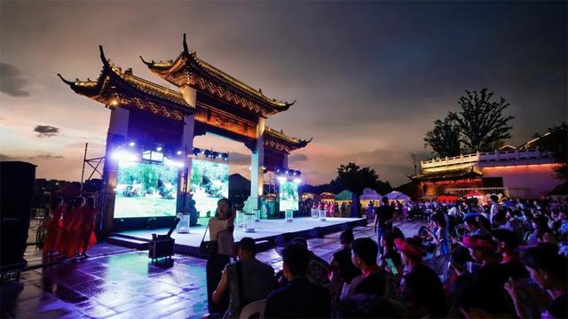 大批人冒雨赶来！富阳这里，太有氛围感了！