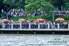 飞桨逐浪！2024年三亚市龙舟公开赛超燃开赛图片