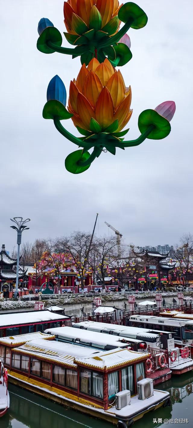 大寒雪落秦淮畔 四秩灯会映金陵 古建银装裹红韵入画来