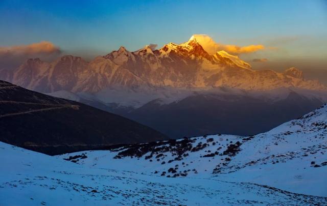 西藏最美公路！409公里串起雪山桃花湖泊