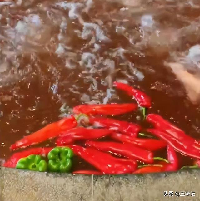 哈尔滨温泉度假村推出鸳鸯火锅池，游客笑称仿佛变成食材
