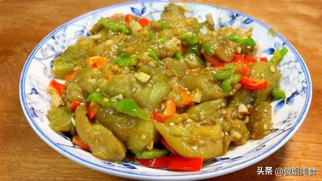 炒茄子不要过油和直接下锅！教你正确做法，茄子鲜嫩入味、不吸油