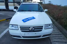 别人眼里的破烂货，车主脑海里的过往，这辆桑塔纳志俊让人泪目了图片