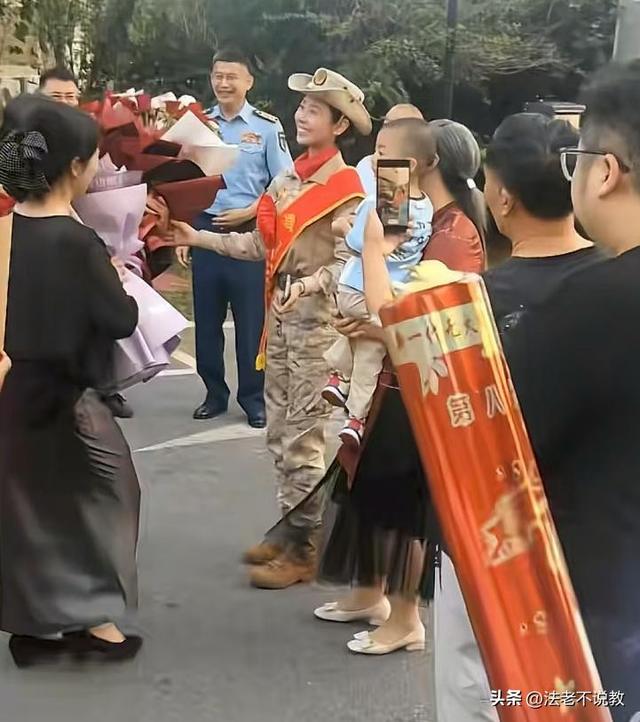 93受阅女兵参加婚礼被骂惨！网友：穿这套衣服去是几个意思？