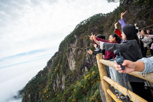 第三只眼看中国·打卡魅力江西 | 外籍博主赞叹明月山云海奇观，高山奇景震撼世界！