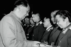 3000名老红军不够授衔资格，怎么办？毛主席大手一挥说：一律少校图片