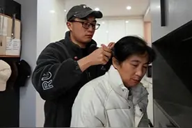 感人至深！31岁儿子全职照顾“2岁”母亲，儿子：只希望她开心图片