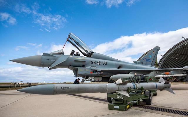 美军轰炸机群压境委内瑞拉！海空联动亮出杀招，战鼓再次敲响