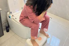 为什么不能倒水冲马桶？幸亏知道了，怪不得马桶臭图片