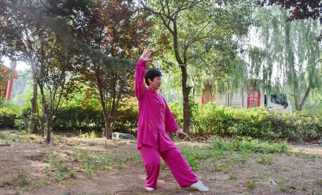 练太极拳	，这两个地方要领起来，其它部位要沉下去