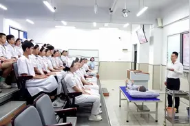 渝昌两地“00后准护士”云端共学心肺复苏术图片