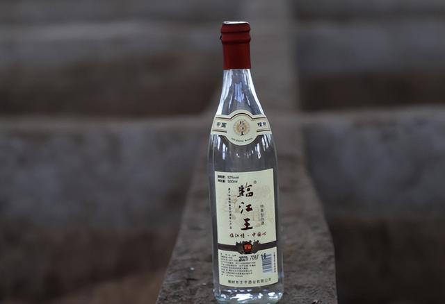 胖东来自由爱刚火，这款白酒又被8090后捧红，聚餐必点清单更新了！