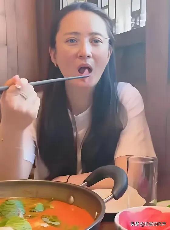 49岁蒋勤勤素颜逛贵州，打扮低调显年轻，吃饭戴老花镜