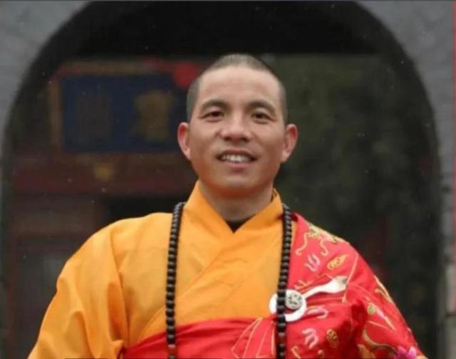新住持上任不到一天，印乐与美女照片被曝光！与释永信区别太明显