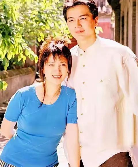 许亚军和儿子同框拍摄时尚大片,这是他和前妻何晴的孩子,叫许何