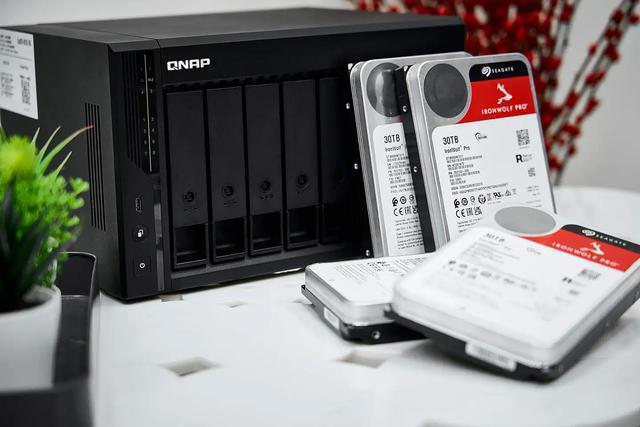 威联通2025新品Qu805首测：8盘位 + N355 + 16GB，性能与性价比全有了