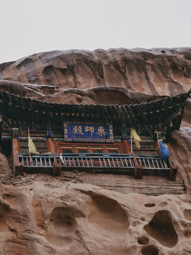 甘肃神秘北凉洞窟，悬崖上的千年佛寺，古人是怎么在峭壁上开凿的