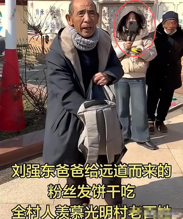 刘强东给老家送年货现场曝光，令人恶心的一幕出现，当场被人制止