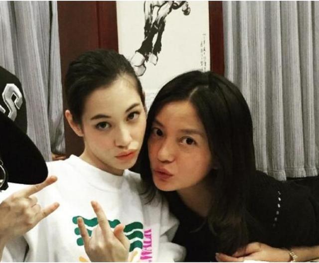 死心不息！劣迹艺人赵薇走投无路，15岁女儿成她的最后一根稻草