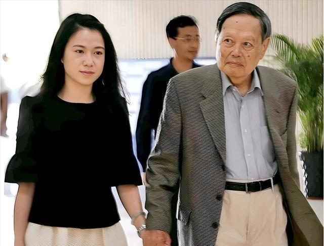 翁帆出现在葬礼！着黑色衣裳站在首位，双眼哭肿，送丈夫最后一程