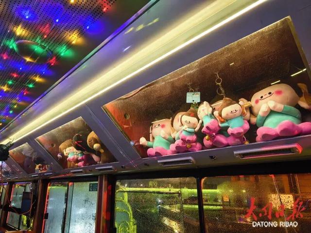 在大同古城里，边K歌边观光，又潮又炫酷