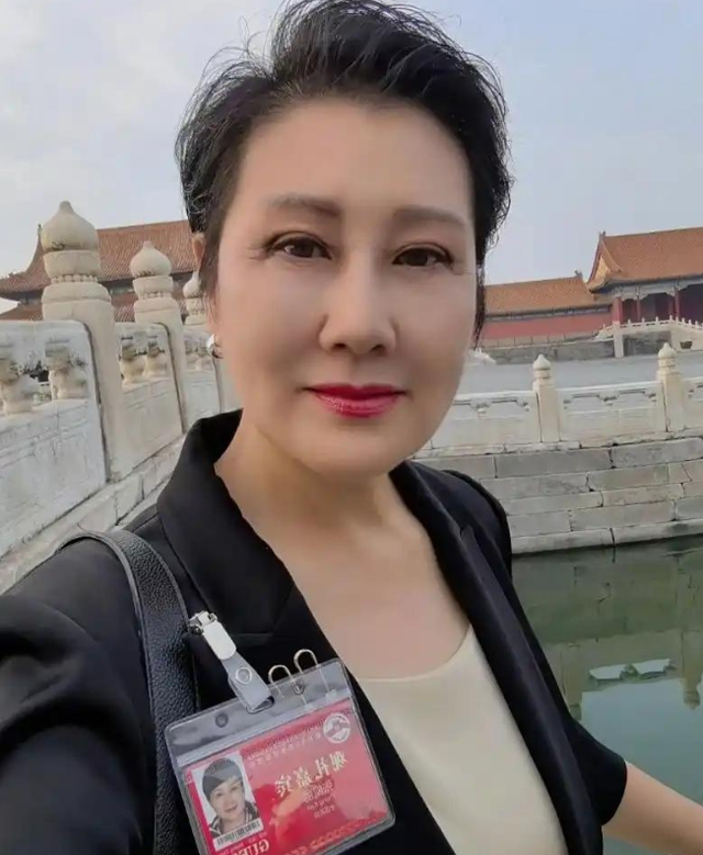 没想到，63岁的张凯丽，因阅兵上的一动作口碑暴增，杨幂说对了