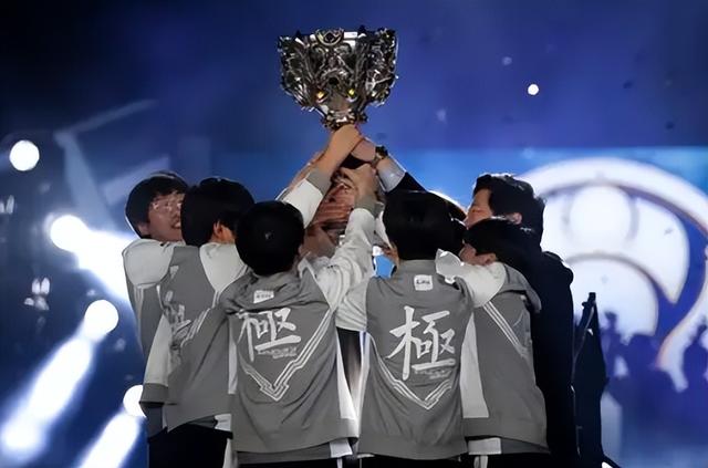 官媒发文，38岁王思聪再破天花板，让王健林和整个商界沉默了