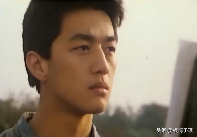 53岁李亚鹏现状：公司狂赚70亿，却住乡下吃野菜，小娇妻不离不弃