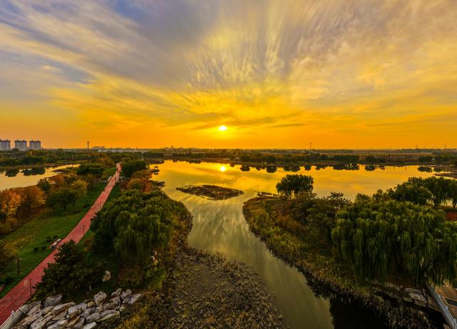 晚霞映照下的宁阳洸河湿地公园