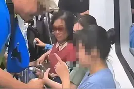 晚节不保！北京65岁老人地铁袭扰被拘后续，媒体：年龄不是挡箭牌图片