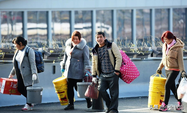 "爱你老己"刷屏背后：这届年轻人不躺平，只是换了种姿势温柔自救