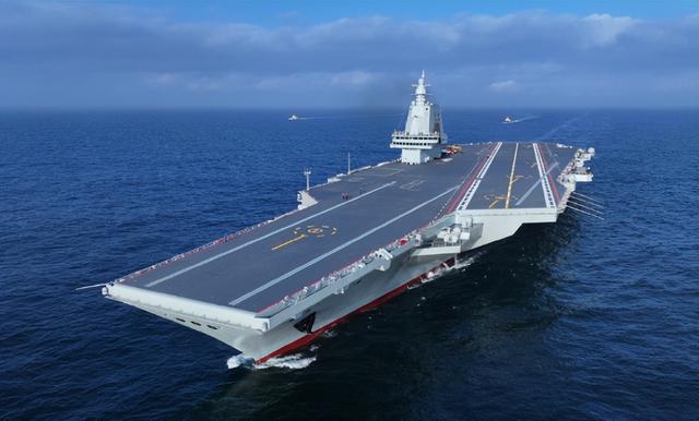 “福建”舰服役	，中国海军正式跨入“三航母	”时代