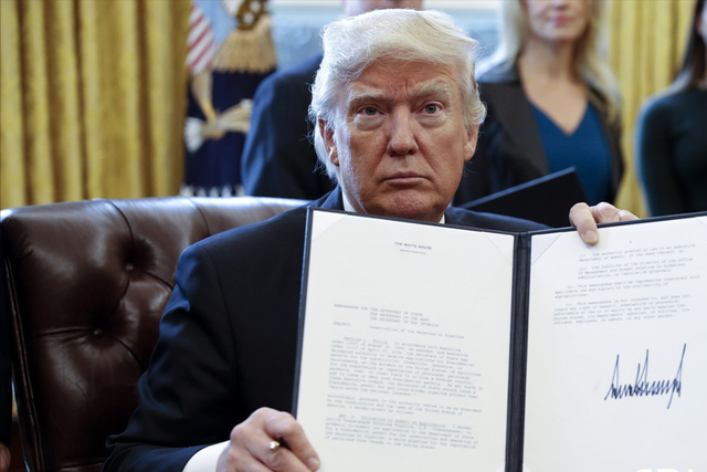 9010亿！特朗普签美国史上最大国防预算，乌腐败缠身仍援8亿？